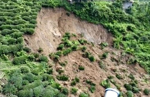 Rize'de heyelan anı kamerada toprak yürüdü kız ağladı anne sakinleştirdi