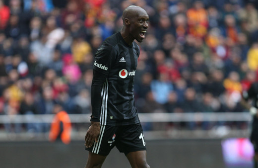 Atiba Hutchinson 1 yıl daha Beşiktaş'ta