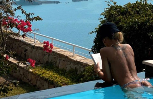 Eliz Sakuçoğlu havuzda üstsüz kitap okuduğu paylaşımla olay oldu