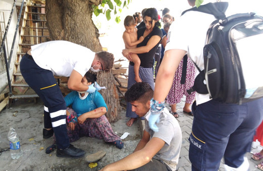 Aydın'da freni patlayan minibüs eve daldı