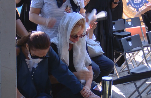 Hümeyra ayakta duramadı! Oğlu Sadık Bigat'ın cenazesinde eşi yıkıldı