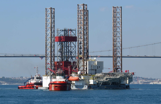 Devasa petrol platformu İstanbul Boğazı'na indi Karadeniz'e geçiş yaptı