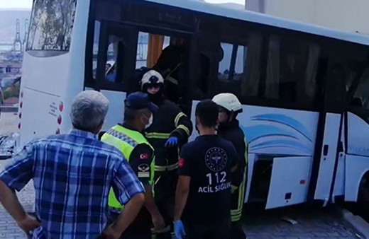 Son dakika Kocaeli'de askerleri taşıyan minübüs kaza yaptı!