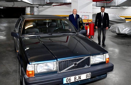 MHP Genel Başkanı Devlet Bahçeli 'BJK' plakalı aracını Avukat Serkan Toper'e hediye etti