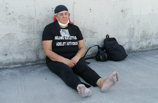 Oğlu öldürülen anne İstanbul'dan Ankara'ya yalın ayak yürümeye başladı