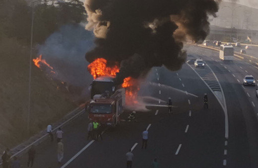 Facianın eşiğinden dönüldü!  Kocaeli'de seyir halindeki yolcu otobüsü yandı