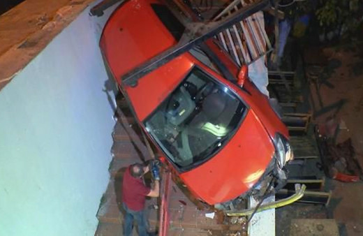 Beyoğlu'nda otomobil çay bahçesine düştü