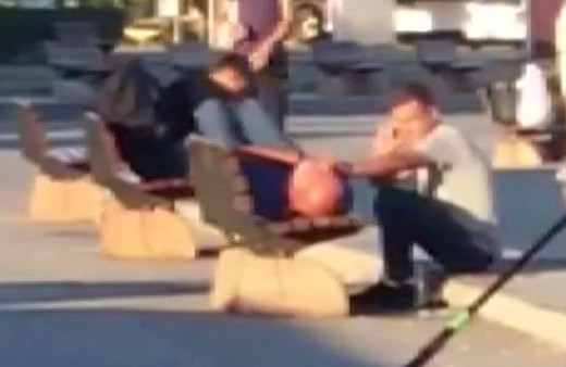 Kadıköy'de şok görüntü! Güpe gündüz herkesin içinde uyuyan adamı soymaya kalktı