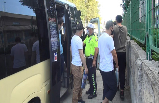 Küçükçekmece’de durdurulan minibüsten 40 kişi çıktı