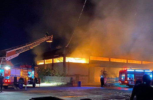 Manisa'da ahşap fabrikasında yangın çıktı