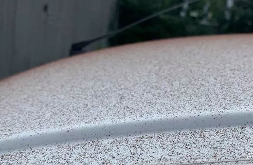 Çikolata fabrikasında arıza oluştu! Gökten çikolata yağdı