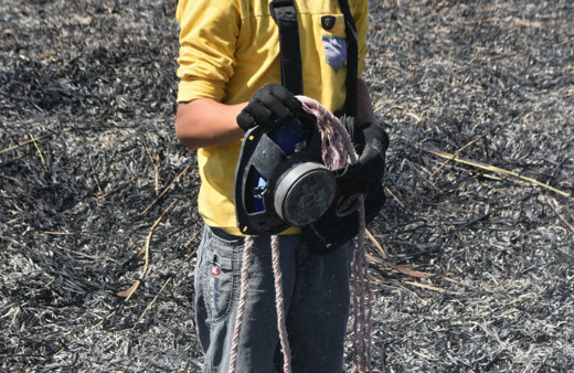 Manisa'da meteor yangını olduğu iddia edilen alanda mıknatıslarla gök taşı aradılar
