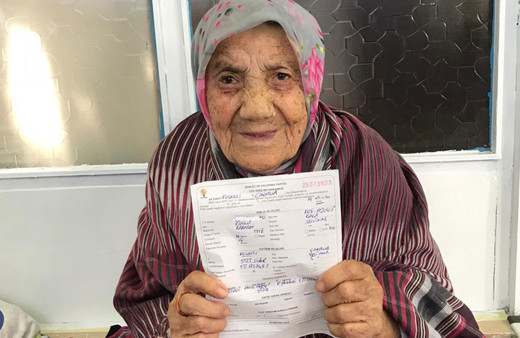 Erdoğan sevgisi 112 yaşındaki 'Güllü nine'yi parti üyesi yaptı