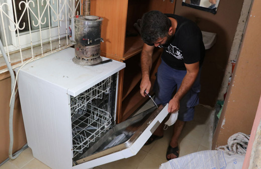 Adana'da evlerin her köşesinden fışkırıyor çocukların ağzından çıkıyor