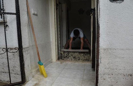 İstanbul'da sağanak etkili oldu! Arnavutköy'de ev ve iş yerlerini su bastı