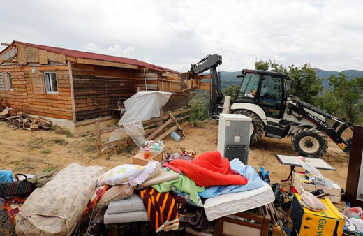 Şile'de kaçak yapılar yıkılıyor