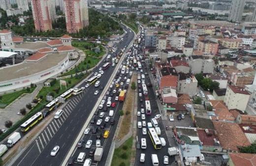 İstanbul'da yağış trafiği! Uzun araç kuyrukları oluştu