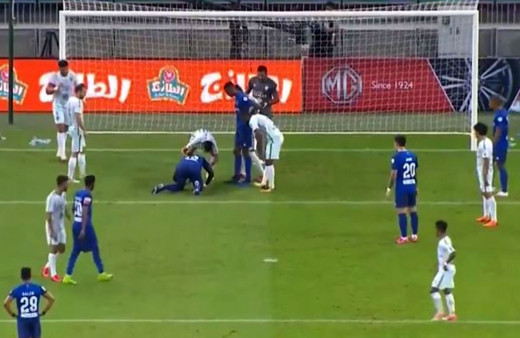 Gomis yine korkuttu bir anda yere yığılıp baygınlık geçirdi