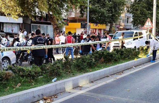 Hatay'da trafikte 'yolu açın' kavgası! Polis memuru kurşun yağdırdı ölü ve yaralı var