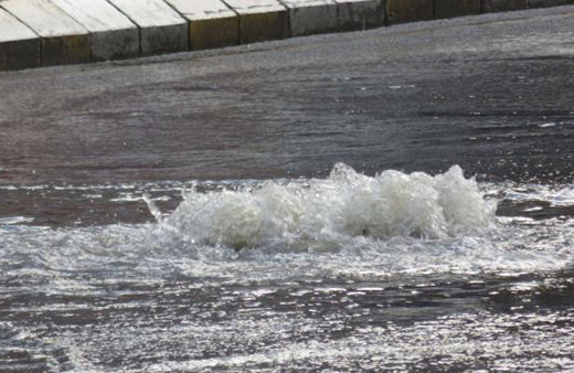 Kısa süreli sağanak Üsküdar'ı göle döndürdü!