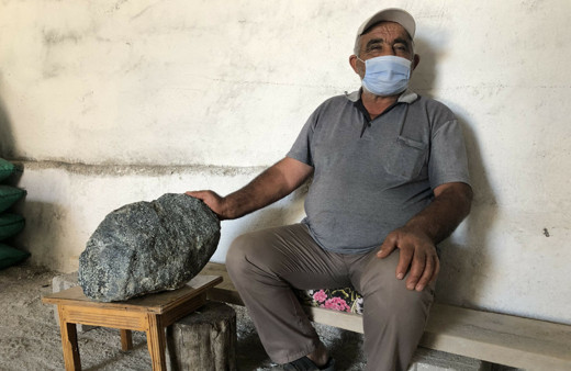 Sivaslı çiftçi tarlasında buldu! Esrarengiz taş 2 katı ağırlıkta