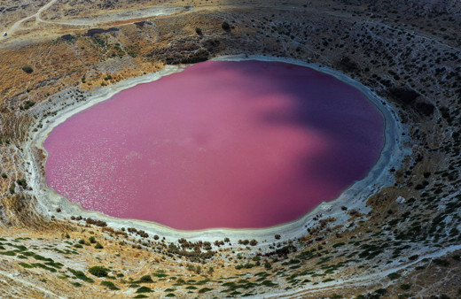 Konya'da pembe renkli göl şaşırttı! Rengi değişen obruğa 2 neden var