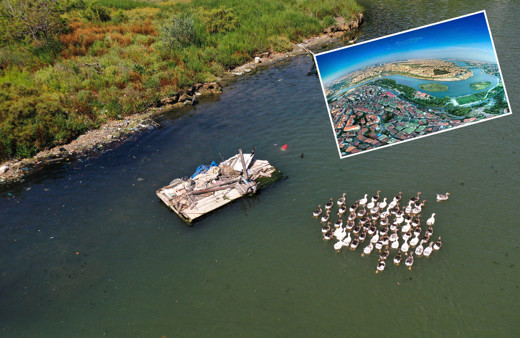 İstanbul Haliç kara bir hal aldı! İBB 'masmavi' deyip bir de fotoğraf paylaştı