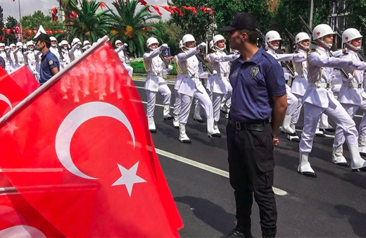 Ünlü isimler Zafer Bayramı coşkusu yaşıyor! Kutlama mesajları yağdı...