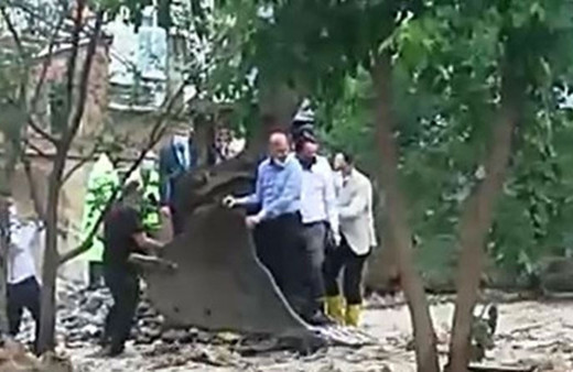 Bakanlar Giresun'daki selde mahsur kalanlara kepçeyle ulaştı! Günün fotoğrafı