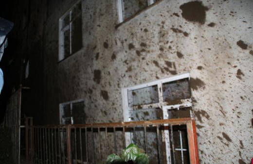 Rize'de heyelan; 2 binadaki 30 kişi tahliye edildi