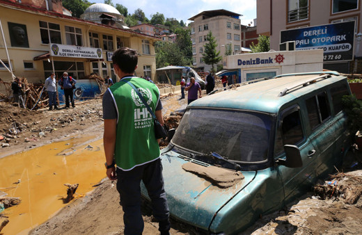 İHH ekipleri, yaraları sarmak için selin vurduğu Giresun’da 