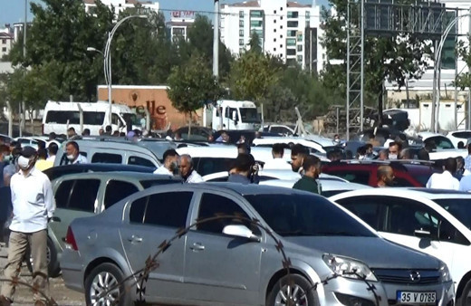 Burası Diyarbakır! 2.el otomobil pazarında endişe yaratan görüntü