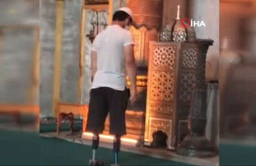 Ayasofya Camii'nde protez ayaklarıyla namaz kılan gencin görüntüsü duygulandırdı