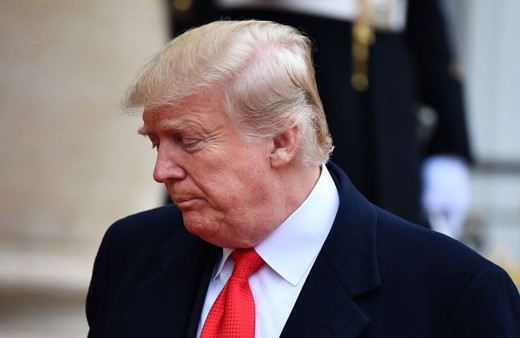 Trump'tan bir skandal daha! 'Güzel saçlarına iyi bakmak için' kaldırdı