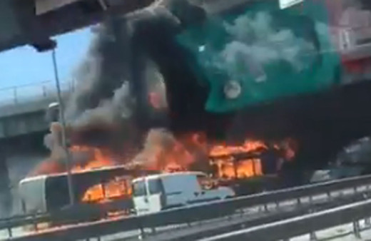 İstanbul Bakırköy'de metrobüs alev alev yandı! İşte o anların görüntüsü