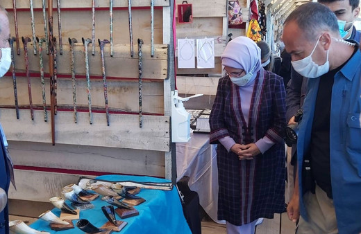Ahlat'a gelen Emine Erdoğan atık malzemelerden yapılan ürünleri inceledi