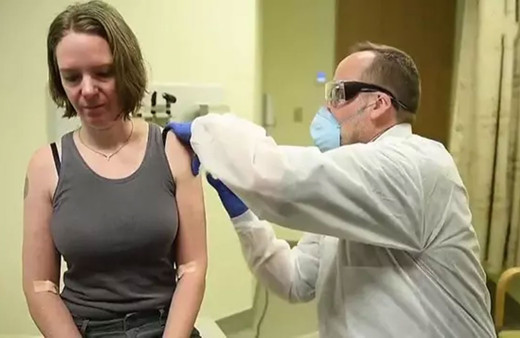 Kovid-19 aşısının denendiği ilk kişi konuştu: Mükemmel hissediyorum