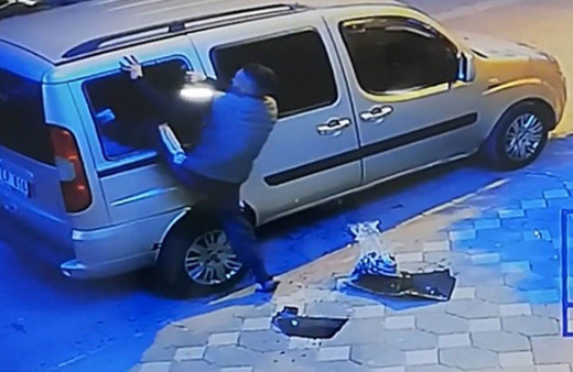 Zeytinburnu'nda camını kırdığı arabaya uyumak için böyle girdi