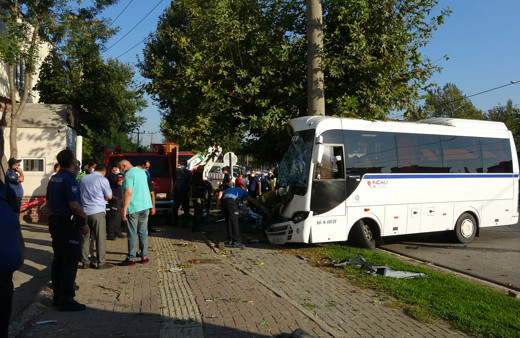 Bursa'da işçi servisi elektrik direğine girdi! Ölüler ve yaralılar var