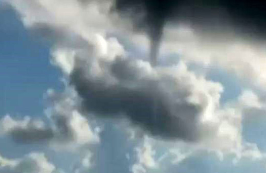 Arnavutköy'de çıkan hortum kamerada