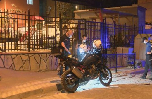 Beyoğlu'nda parkta oturanlara silahlı saldırı! Yaralılar var