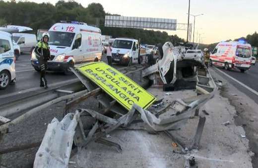 Feci kaza! TEM'de kamyonet takla attı: 1'i ağır 3 yaralı var