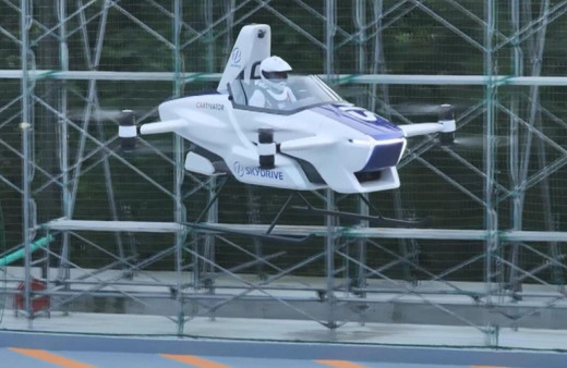 Uçan otomobile bir adım daha atıldı Japonya'da otomobil 4 dakika havada kaldı