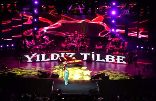 Sahnede kendinden geçen Yıldız Tilbe, kalça dansı yaptı