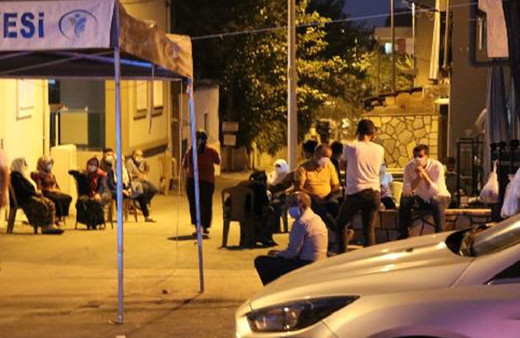 Denizli'de koronavirüsten ölen kişinin evinin önünde pes dedirten olay