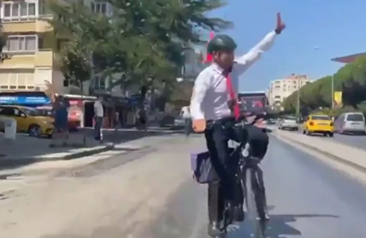 İzmir Belediye Başkanı Soyer, bisikletle 'Zafer Turu' düzenledi