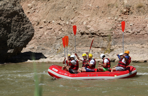 Binali Yıldırım memleketinde rafting yaptı, nehirde yüzdü