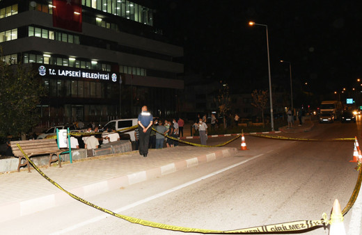 Lapseki Belediyesi binasına silahlı saldırı! 2 şüpheli yakalandı