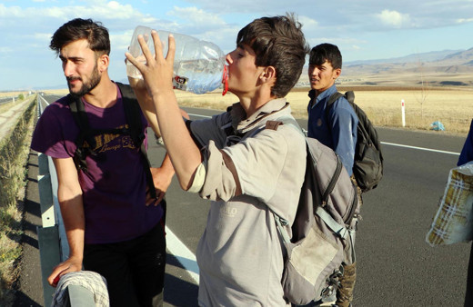 Afganistanlı kaçak göçmenlerin 'umut yolculuğu' görüntülendi