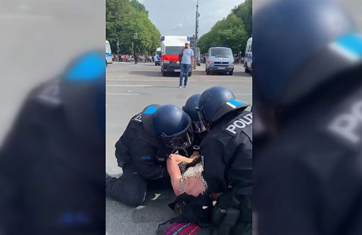 Almanya'da polis hamile kadını yere yatırıp böyle yumrukladı